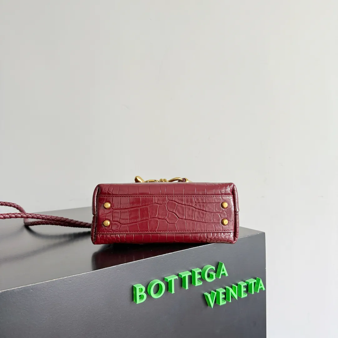 Batch 2880 BOTTEGA VENETA crocodile leather mini andiamo is paired with a four-piece oak hardware set, making the entire bag more layered. As a classic model of the BV family, each innovation brings different surprises to fans. There are three ways to carry it with different makeup. Crocodile skin is called the gold in leather and is famous for its top luxury and rarity. During use, the luster of the crocodile skin will not fade or fade with time. No matter how long it is used, it will still remain new. And because each crocodile skin is different, the effect of each crocodile leather bag is different. Style number: 777614+wood hardware Size: 22*15.5*9cm
